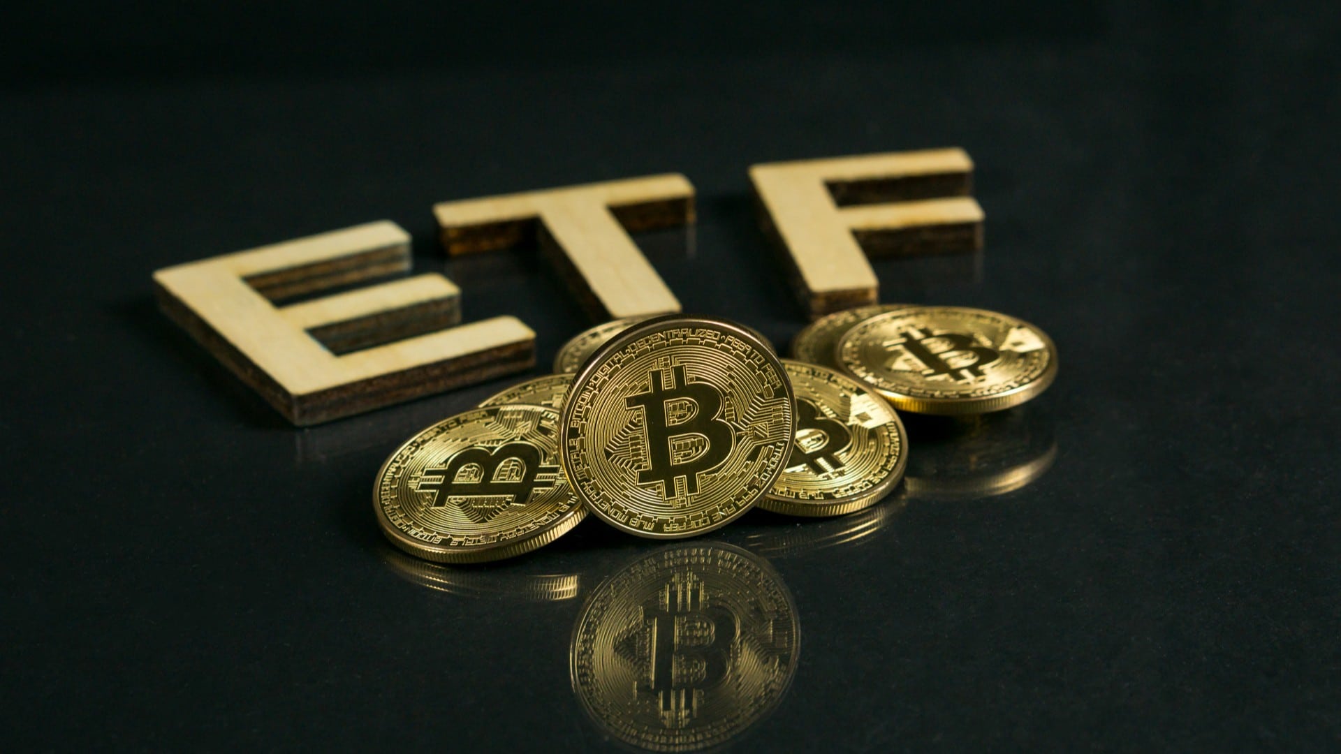 Bitcoin à Beira de uma Revolução: SEC Inunda de Pedidos de ETF, o Reino Unido Aprisiona Moedas e a FTX Faz Movimentos Estratégicos