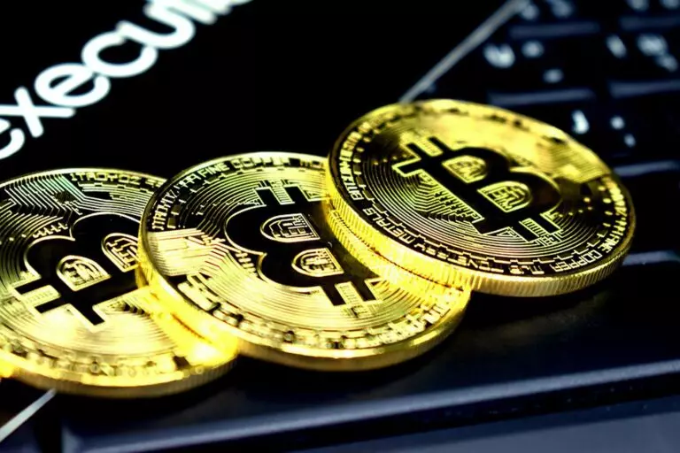 Análise de Mercado: Bitcoin Navega entre Desafios com Sinais Mistos