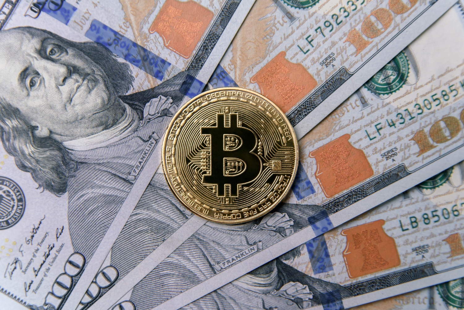 Bitcoin Enfrenta Resistência em Meio a Escrutínio Regulatório e Mudanças Econômicas